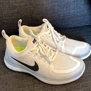 Clean Nike Free Sneakers 🤍